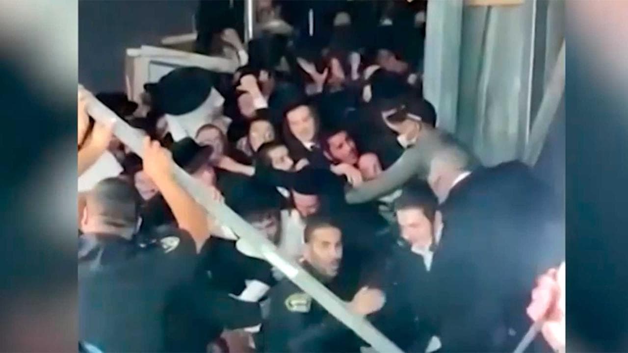 Israele, tragedia sul monte Meron: le drammatiche immagini della calca sulla passerella