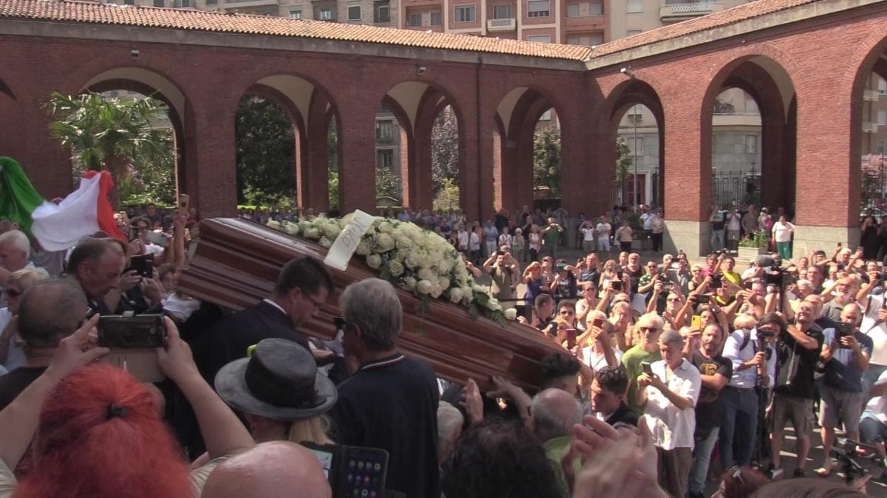 La folla canta 'L'Italiano' al funerale di Toto Cutugno,  Morandi: "Gli devo rispetto"