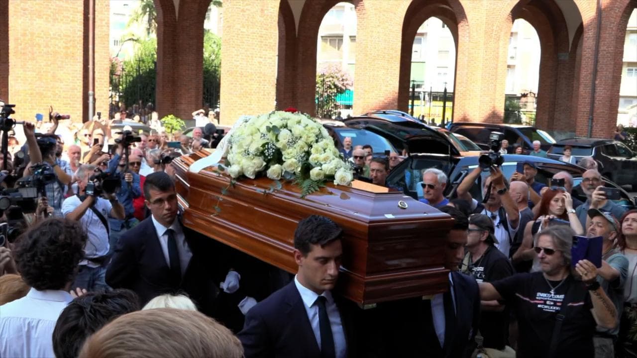 Addio Toto Cutugno, l'arrivo del feretro tra gli applausi fuori e dentro la chiesa