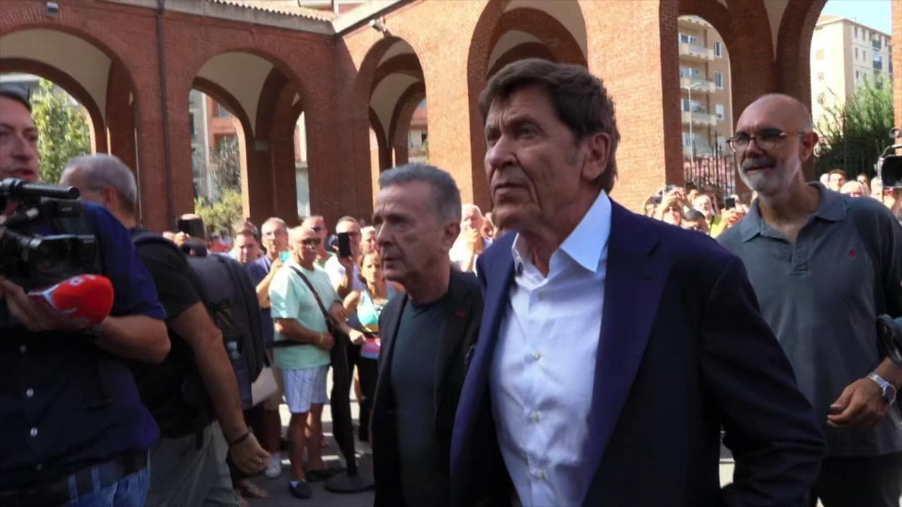 Addio Toto Cutugno, Gianni Morandi e Pupo arrivano in chiesa per l'ultimo saluto al cantautore