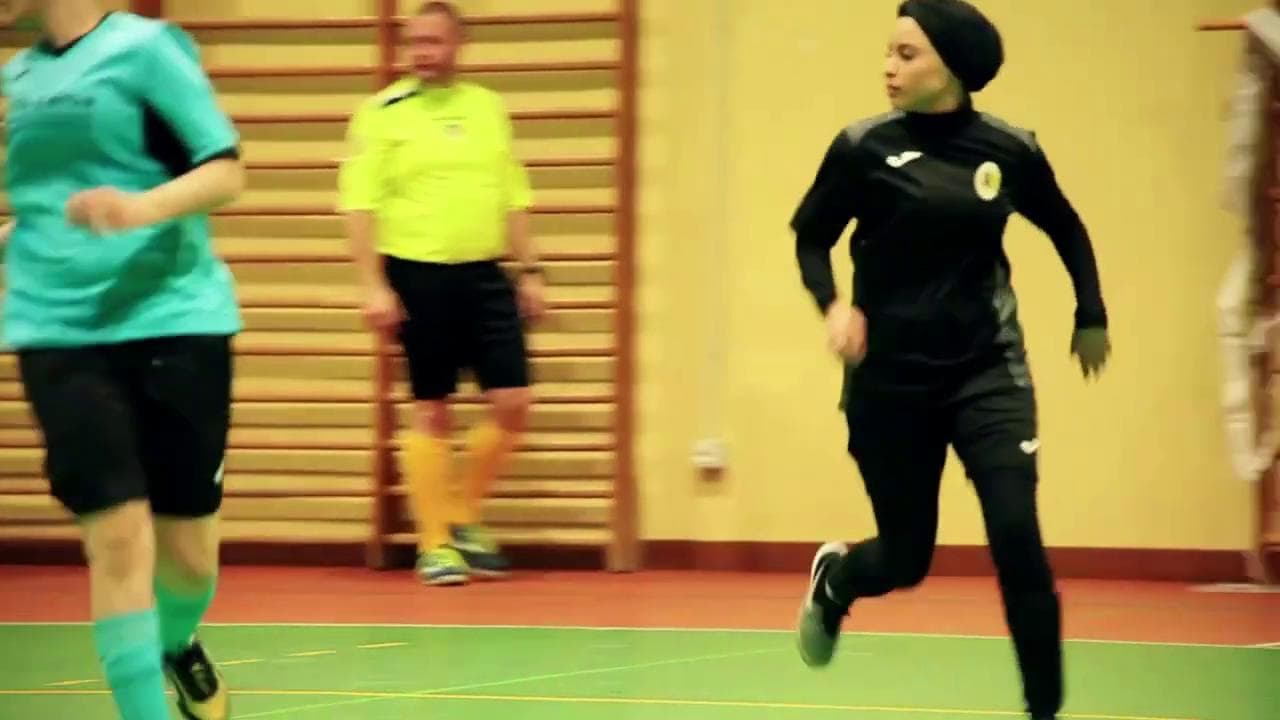 Treviso, Assmà indossa il velo islamico e gioca a calcio: la sua storia diventa un film