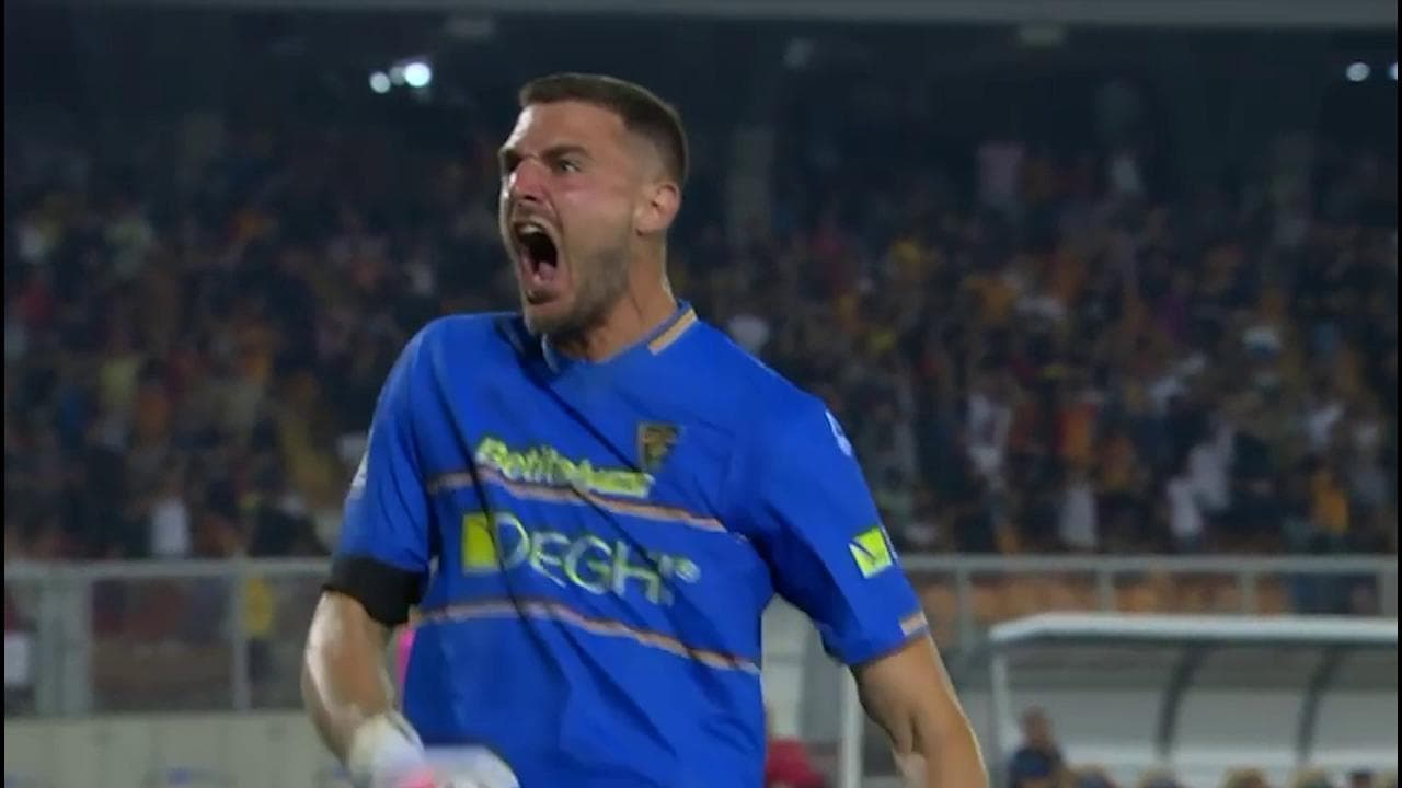 Lecce-Lazio, il gestaccio del portiere Falcone, romano e romanista, verso i tifosi ospiti