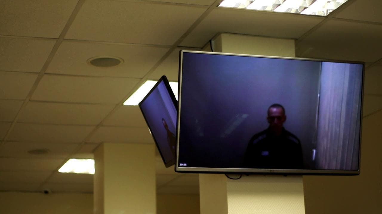 Russia, Navalnyj appare in video all'udienza: volto scavato e capelli rasati