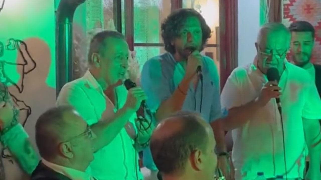 Ermal Meta a Tirana canta Toto Cutugno: "Ti abbiamo amato sulle due sponde dell'Adriatico"
