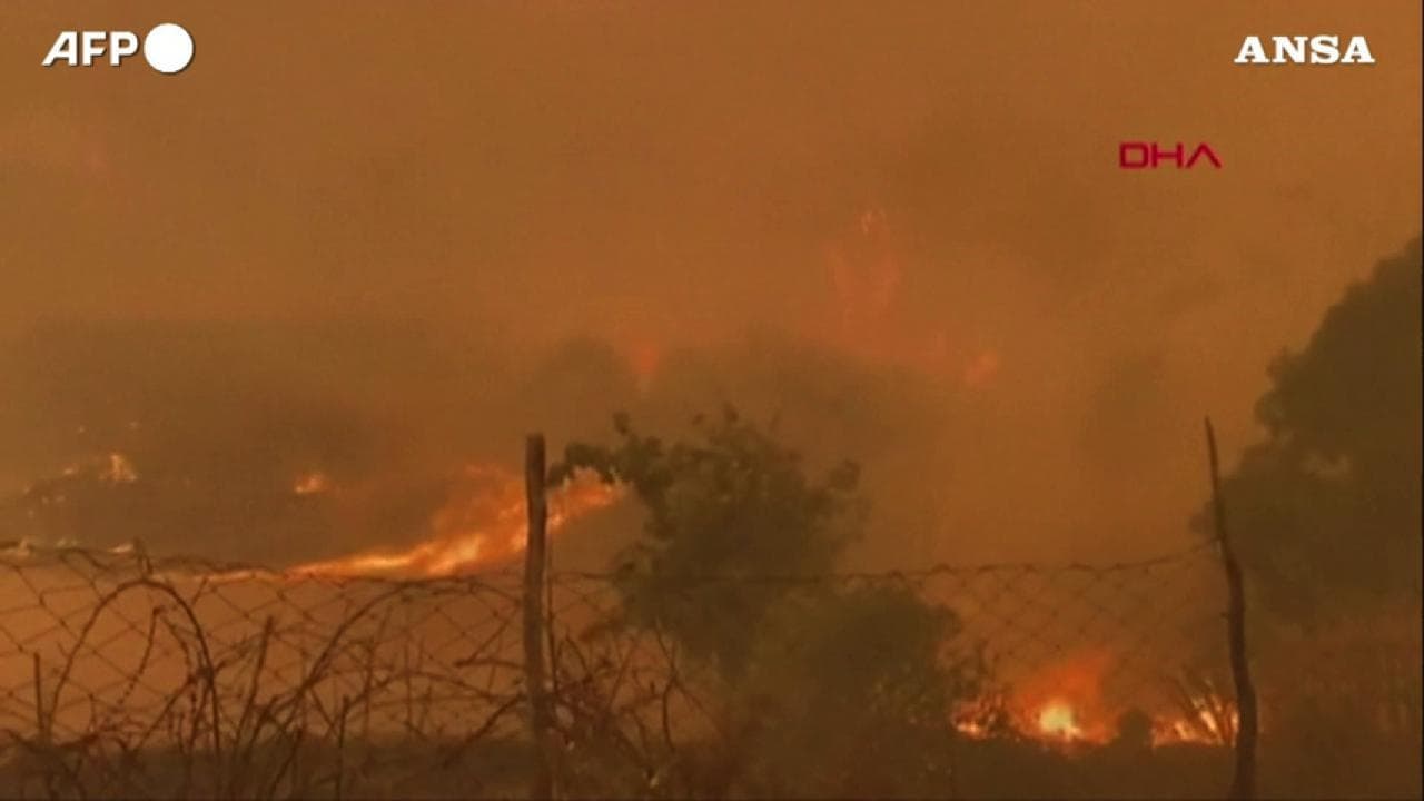 Turchia, incendi a Canakkale: chiuso lo stretto dei Dardanelli