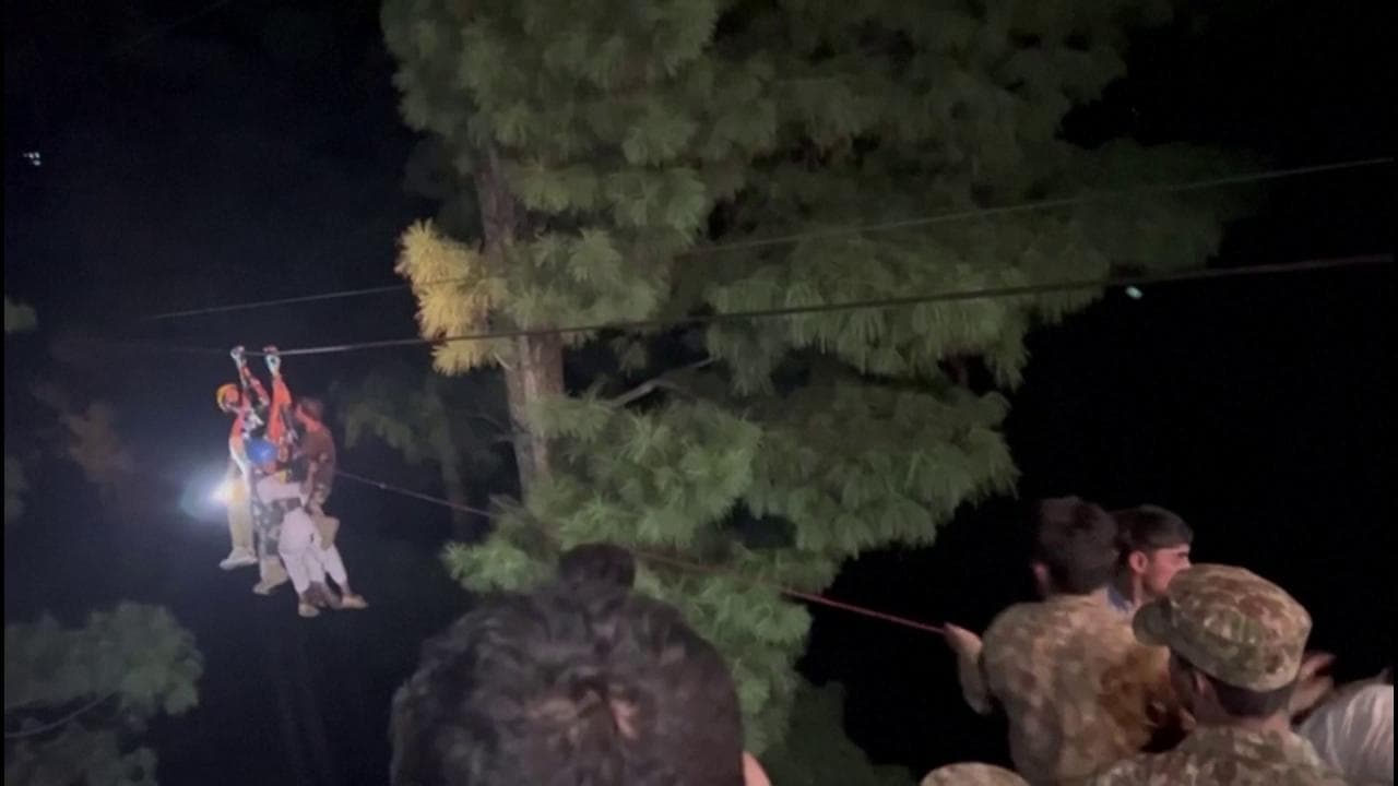 Pakistan, salvati tutti i bimbi e l'insegnante a bordo della seggiovia bloccata