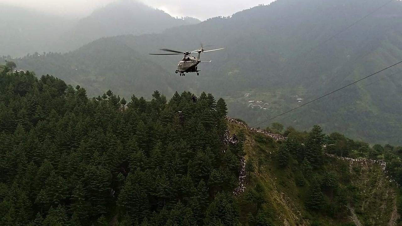 Pakistan, il salvataggio in elicottero di uno dei bambini bloccati sulla funivia