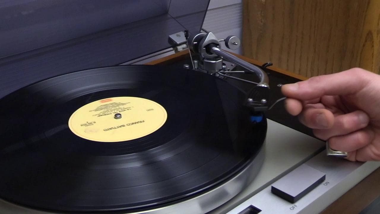 Il sorpasso del vinile, dopo 30 anni incassa più dei cd: "Così la musica diventa un rito"