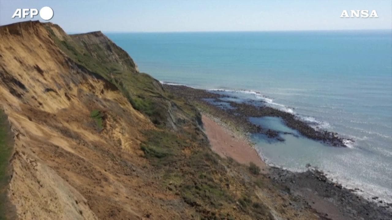 Gb, imponente frana sulla "Jurassic Coast": crollano 4mila tonnellate di roccia