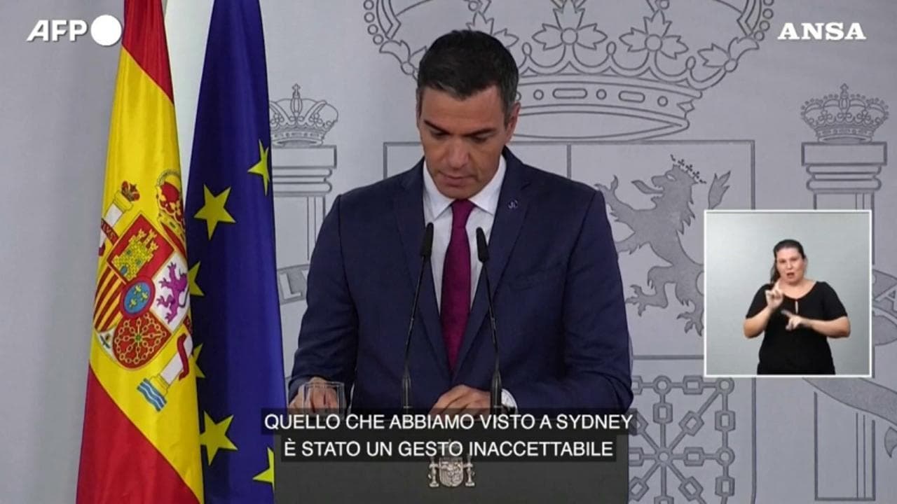 Il premier spagnolo Sanchez: "Inaccettabile il bacio di Rubiales alla calciatrice. Le scuse non bastano"