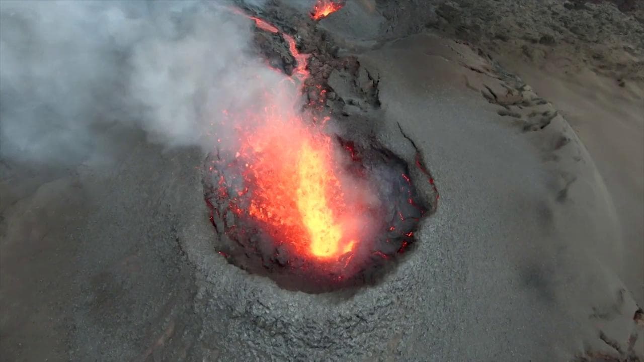 Isola della Réunion, il drone è sul vulcano in eruzione: le immagini mozzafiato