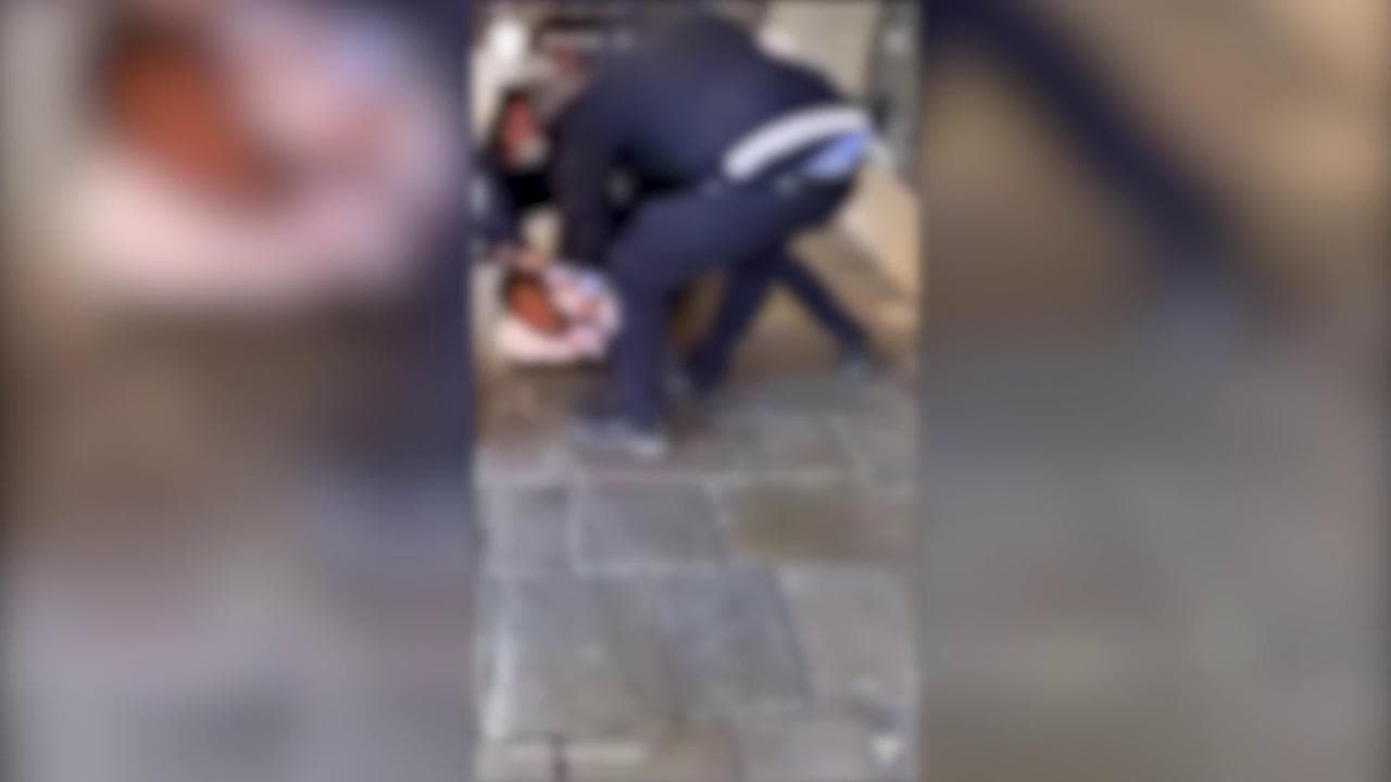 Padova, la polizia locale blocca a terra un giovane di colore fra le proteste dei passanti: il video