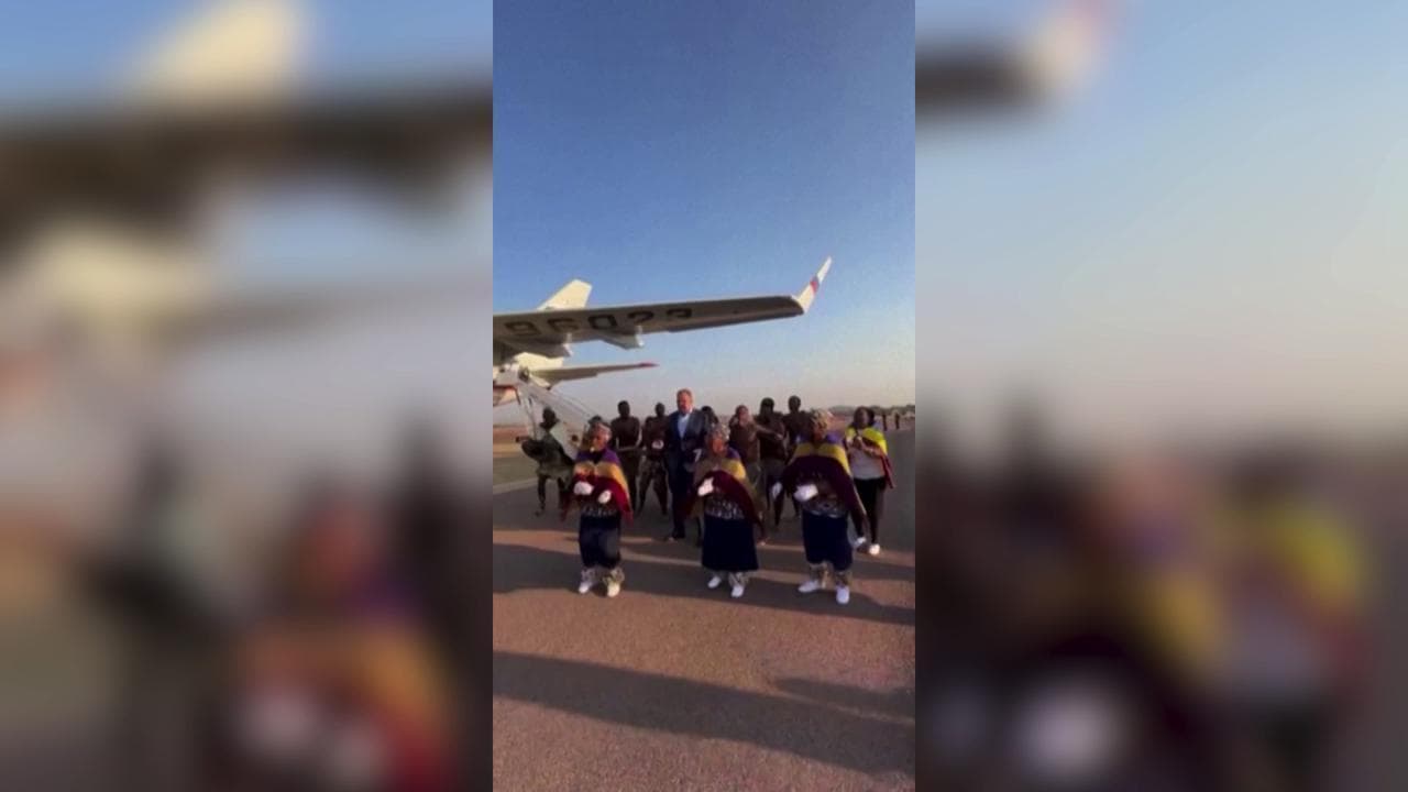 Brics, l'arrivo di Lavrov in Sudafrica accolto dai danzatori