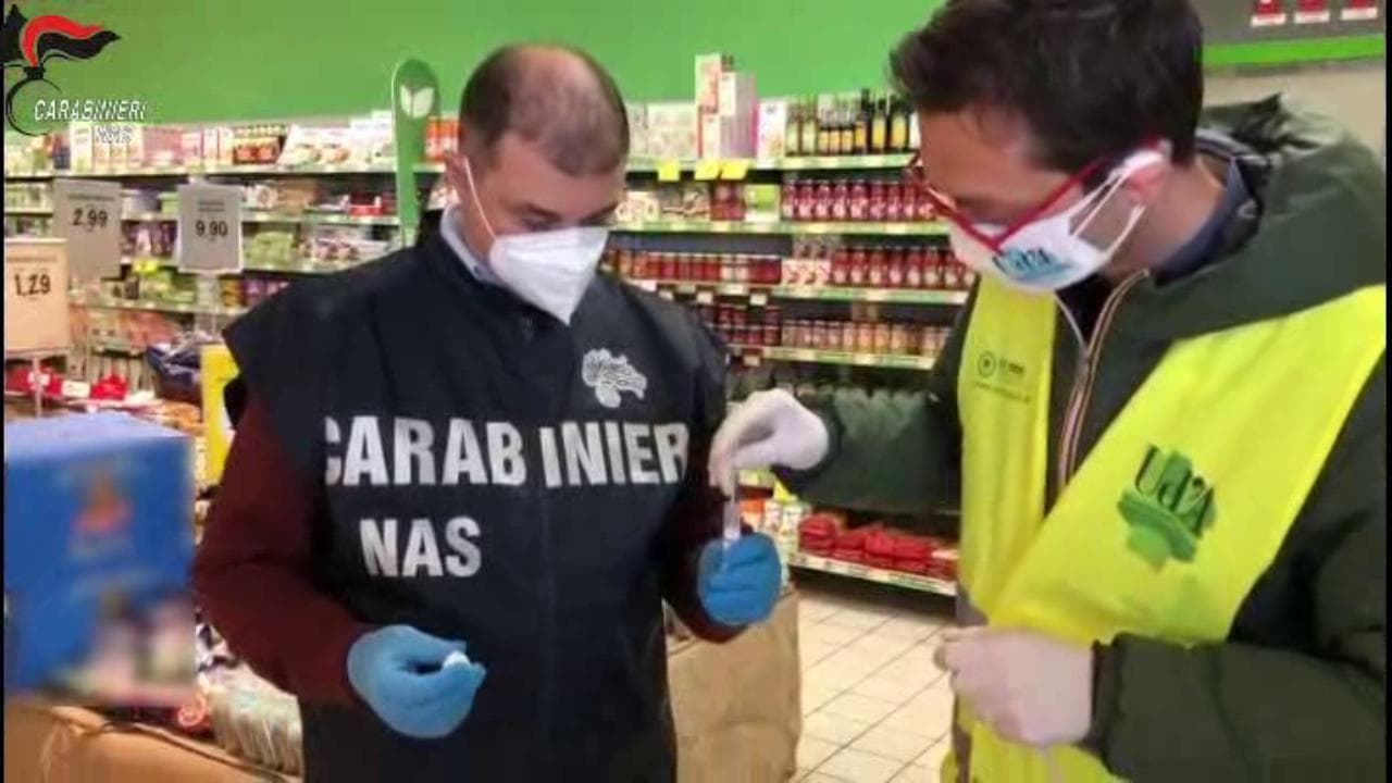 Covid, le indagini dei Nas nei supermercati: ecco i controlli su sanificazione di Pos e carrelli