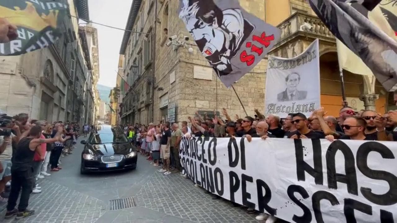 Bandiere, striscione e cori per l'ultimo saluto a Carlo Mazzone ad Ascoli