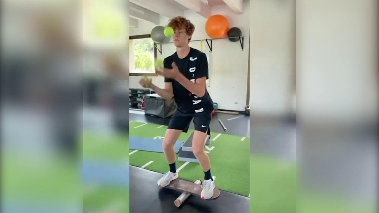 Sinner, allenamento da giocoliere dopo la sconfitta contro Tsitsipas