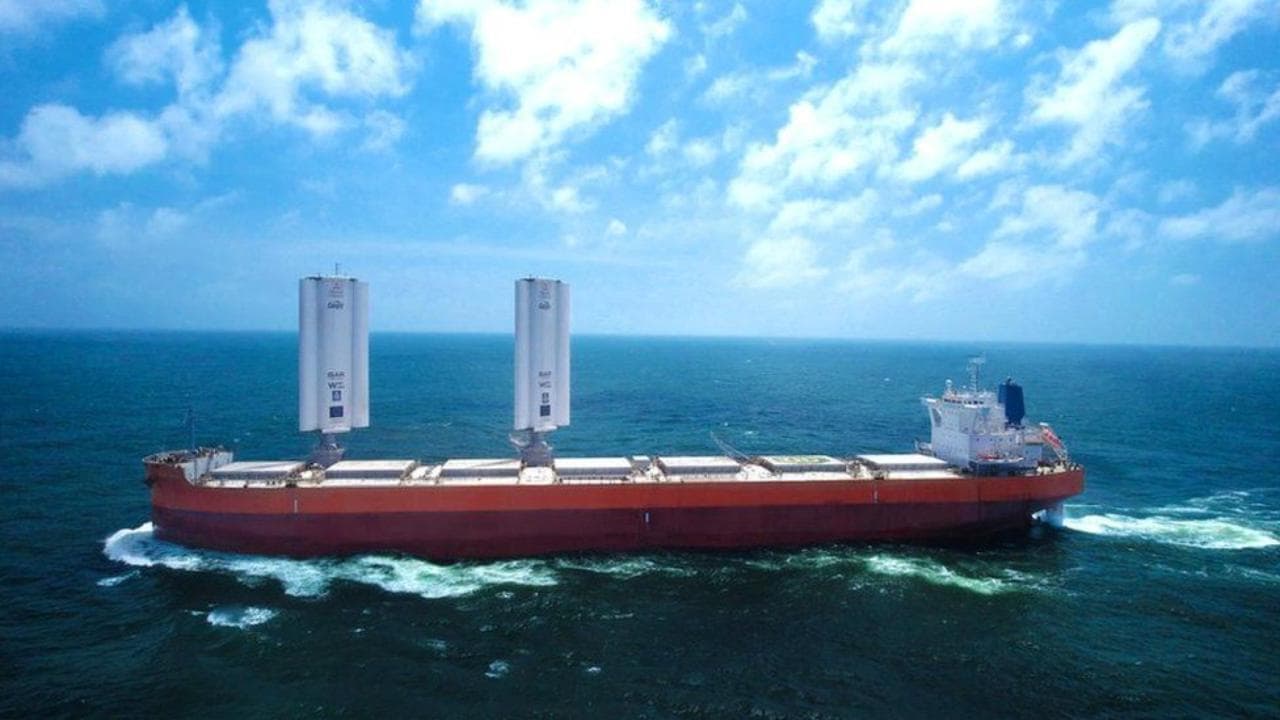 Pyxis Ocean, la prima nave cargo dotata di vele è partita: il vento taglierà l'uso di carburante