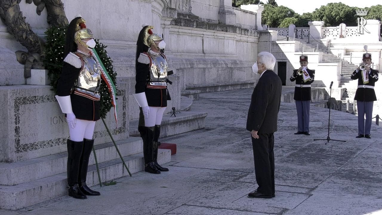 25 aprile, il presidente della Repubblica Mattarella all'Altare della patria