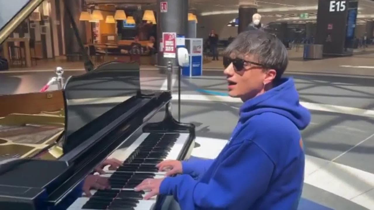 Roma, Ultimo improvvisa lo show al pianoforte del gate: "Non ho resistito"