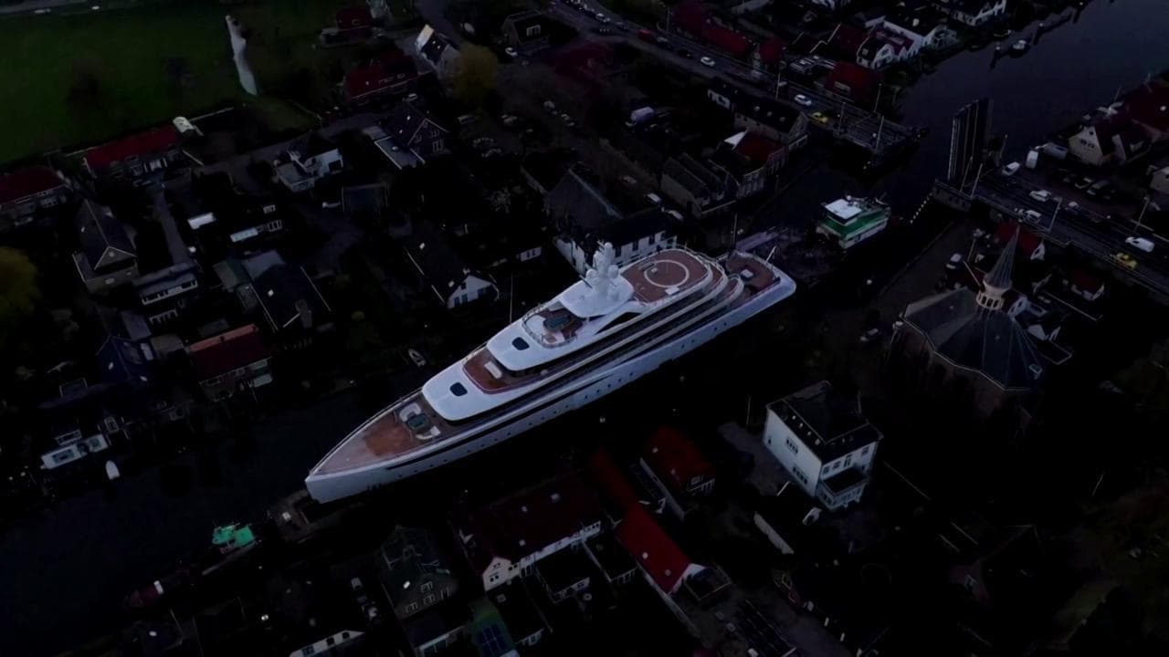 Paesi Bassi, il drone sorvola lo yacht extralusso di 94 metri ormeggiato in un piccolo canale