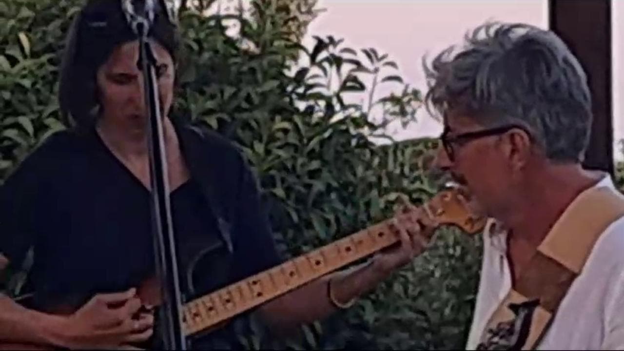 Schlein alla chitarra: l'esibizione della segretaria alla Festa dell'Unità