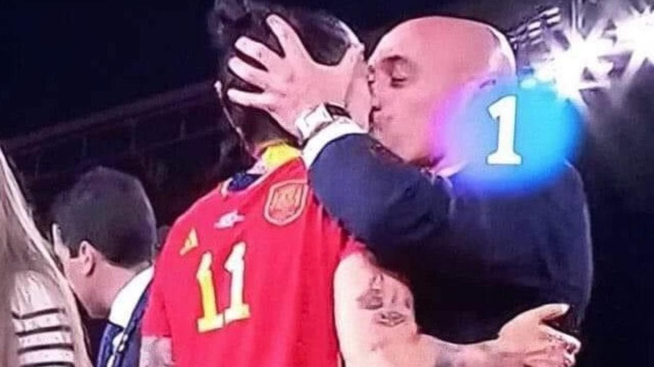 Scandalo ai Mondiali donne, il presidente della Federcalcio spagnola bacia giocatrice sulla bocca