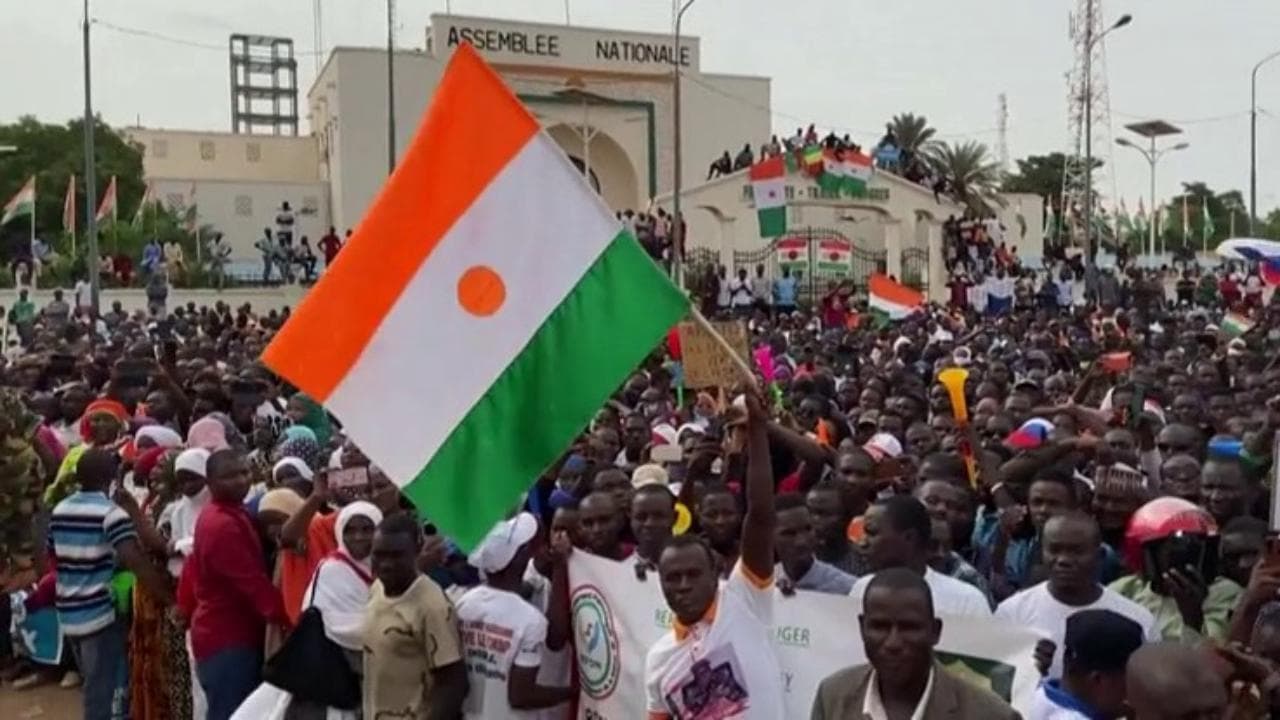 Niger, migliaia a suon di musica a Niamey a sostegno del regime militare. Slogan anti francesi