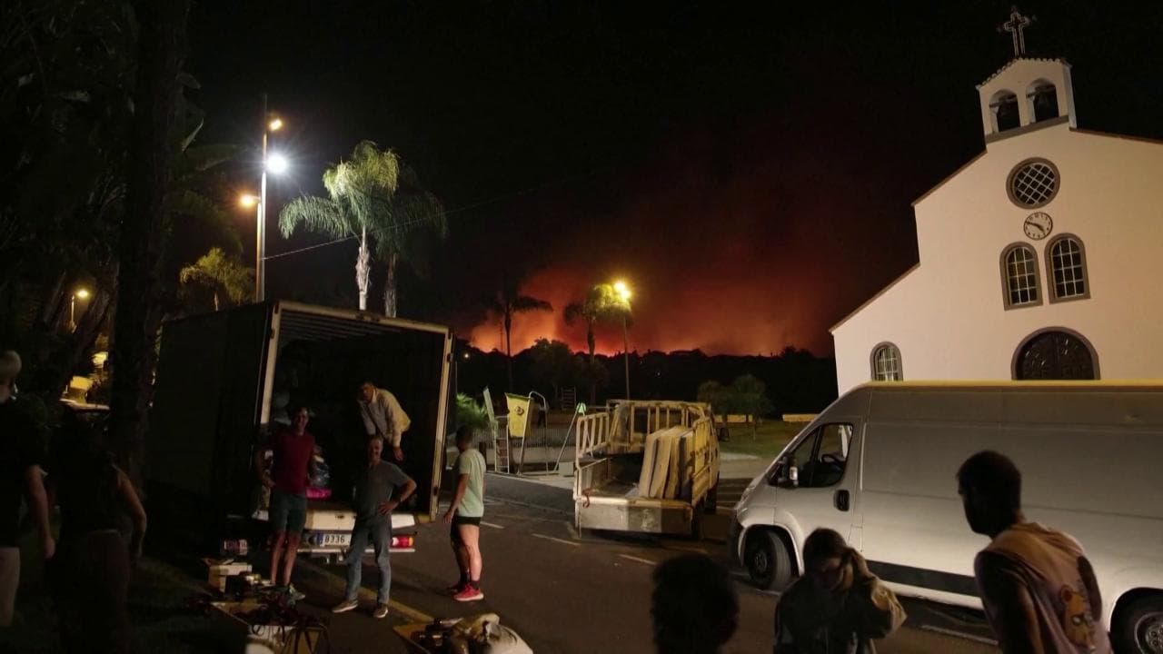 Canarie, non si ferma l'incendio a Tenerife: 12mila persone evacuate