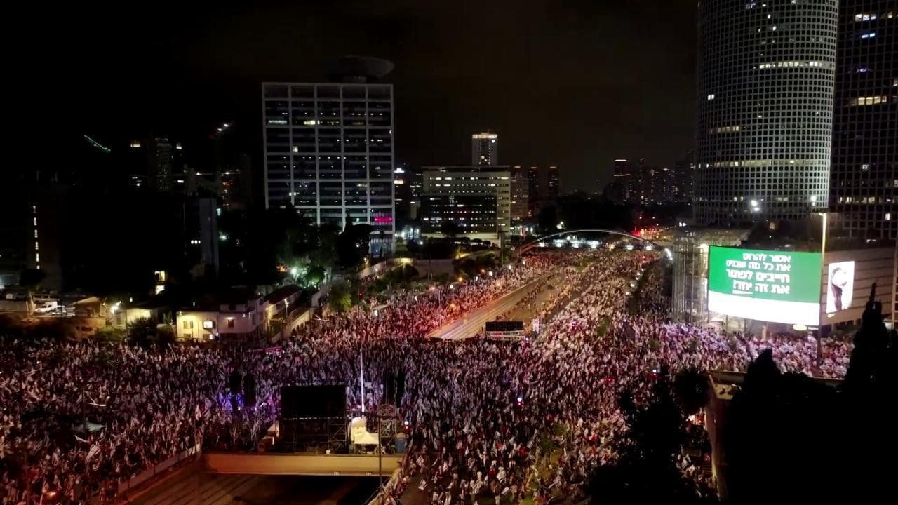 Tel Aviv, decine di migliaia di persone in piazza contro la riforma della giustizia di Netanyahu