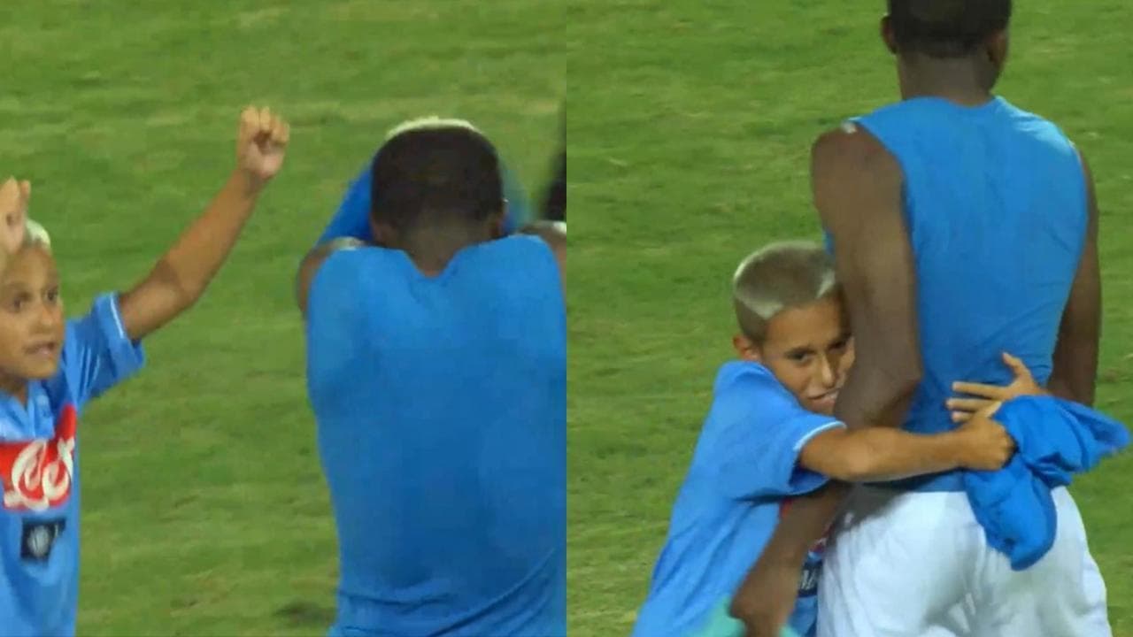 La gioia del bambino quando Osimhen gli regala la maglia: prima esulta, poi abbraccia il suo idolo