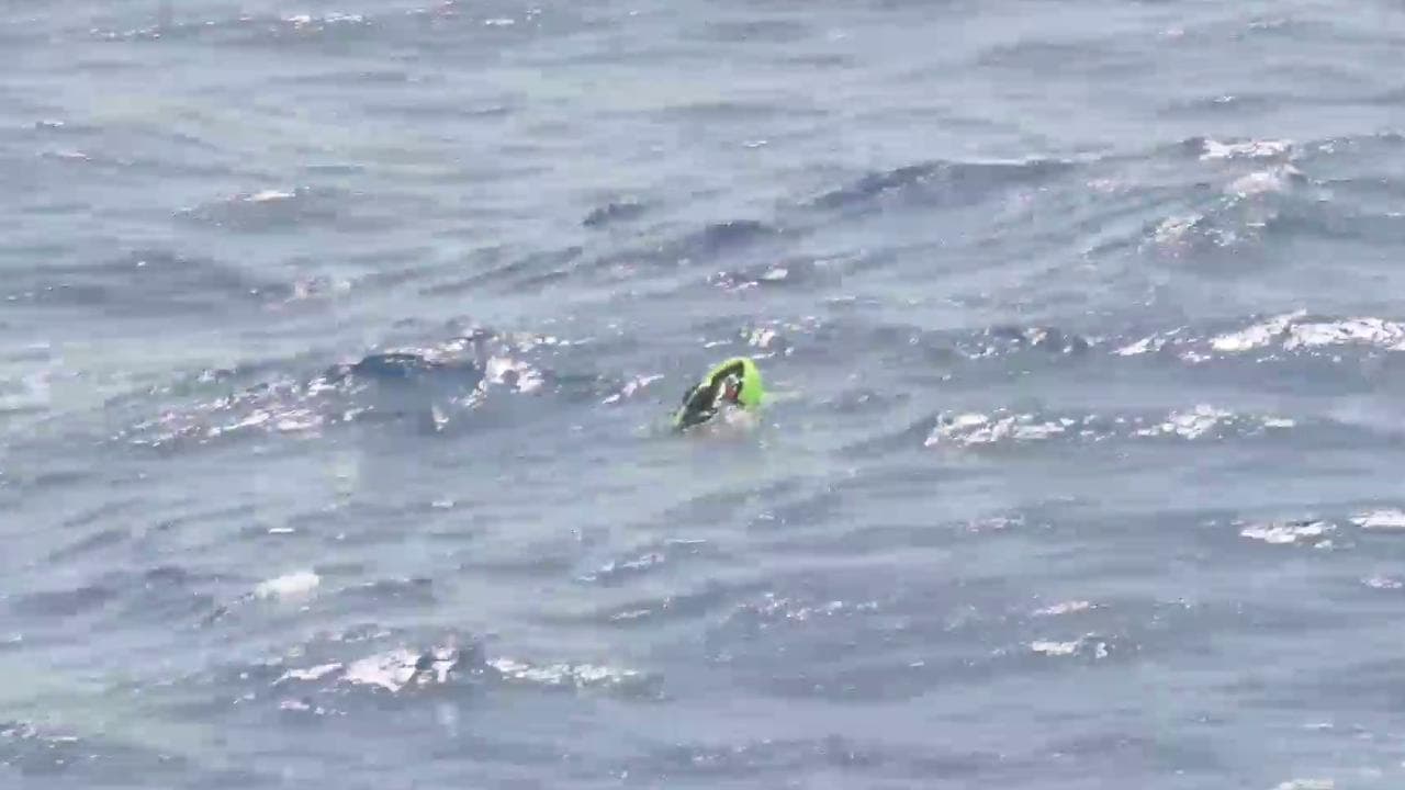 Libia, le immagini del gommone naufragato con 130 morti  a Nord Est di Tripoli