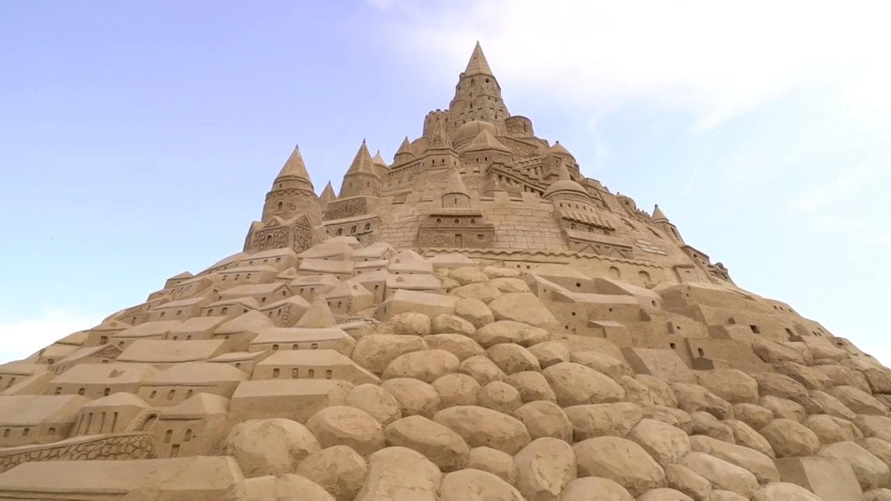 Germania, il castello di sabbia è da record: con i suoi 18 metri è il più alto del mondo