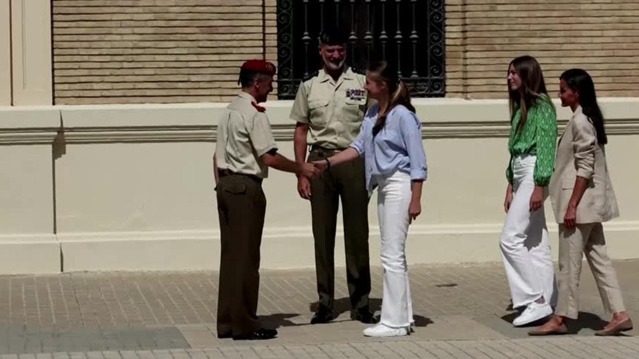 La principessa di Spagna inizia l'accademia Militare di Saragozza: l'abbraccio alla famiglia