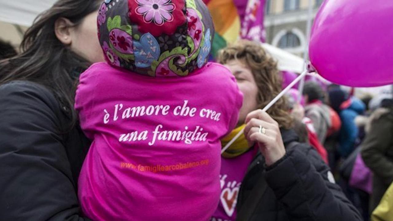La famiglia negata, l'odissea delle coppie arcobaleno per accedere alla fecondazione eterologa