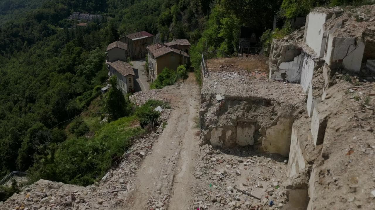 Arquata del Tronto, lo stato della ricostruzione dopo il sisma del 2016: le immagini dal drone