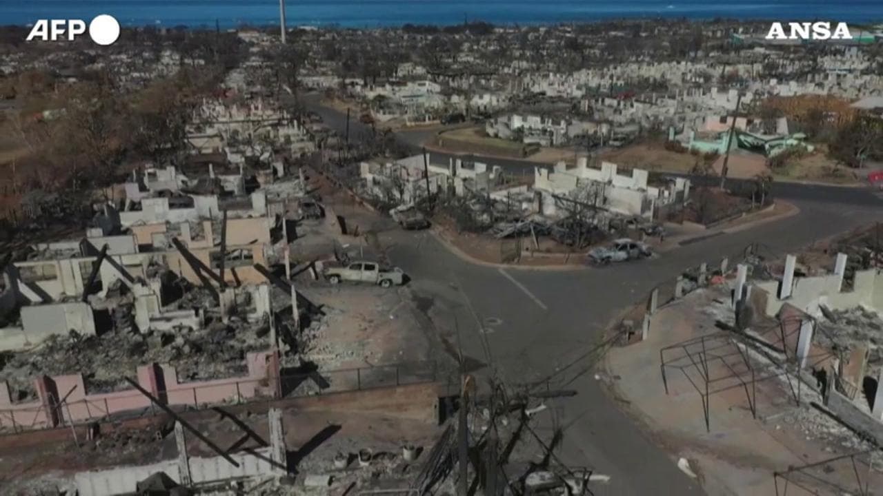 Hawaii, la città di Lahaina ridotta in cenere dagli incendi: le immagini aeree