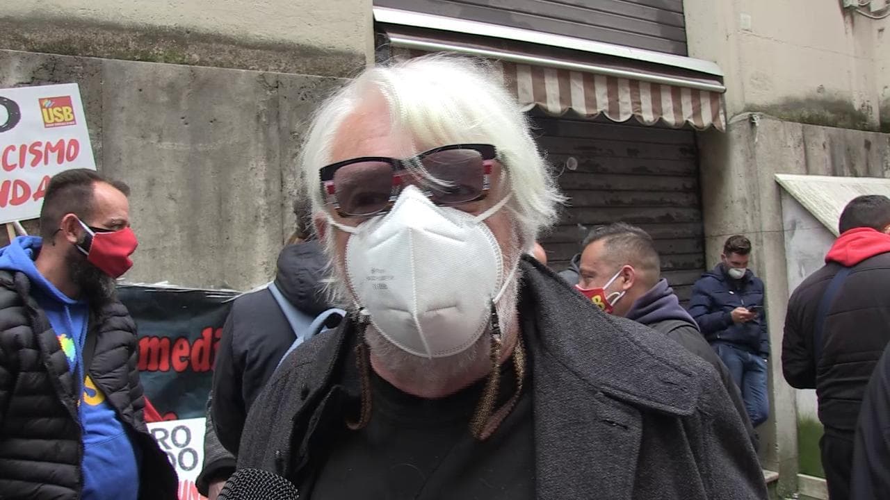Roma, Ricky Tognazzi con l'operaio licenziato dall'ex Ilva: "Un precedente pericoloso"