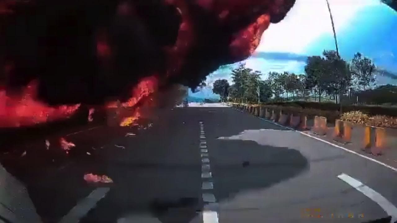 Malesia, aereo si schianta vicino a un'autostrada: il momento dell'impatto