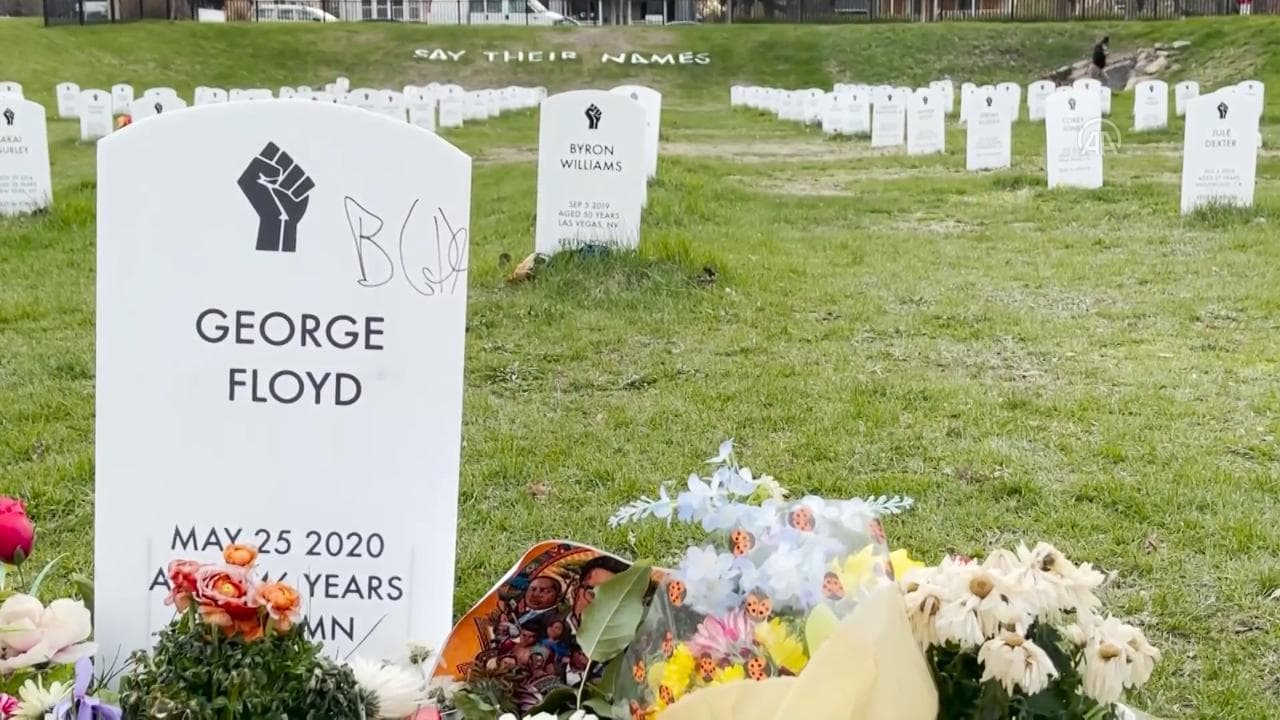 George Floyd, visite e fiori al cimitero per le vittime nere della polizia dopo condanna di Chauvin
