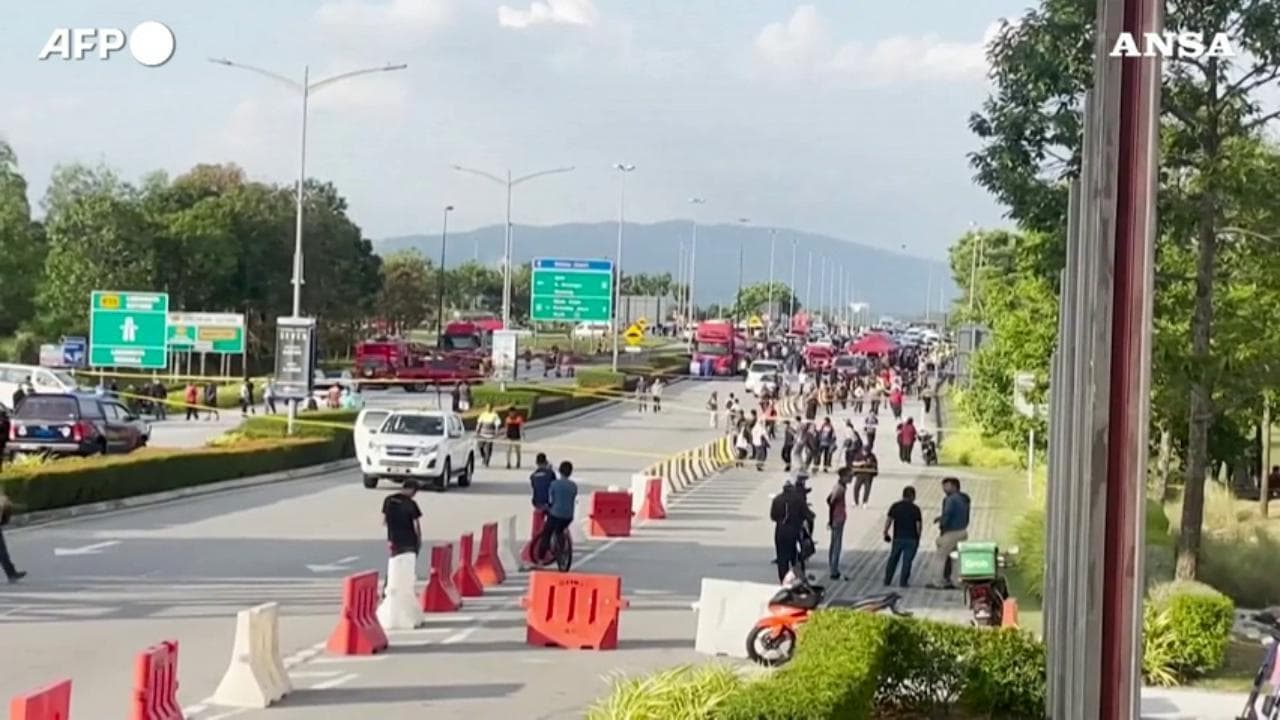 Malesia, aereo si schianta su una strada in Selangor: morti i passeggeri a bordo