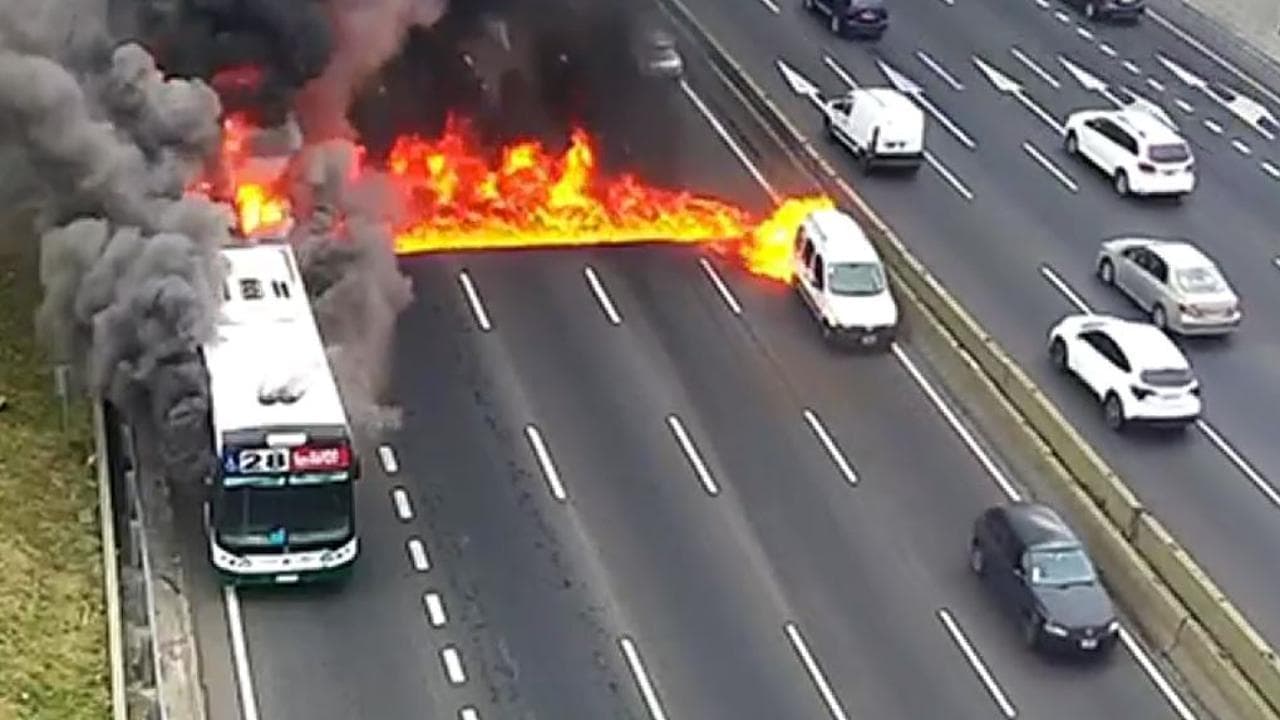 Bus in fiamme crea una lingua di fuoco in strada dopo aver perso carburante: le auto non si fermano