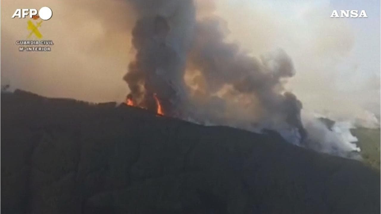 Canarie, incendi fuori controllo a Tenerife: in fumo 1800 ettari in meno di 48 ore