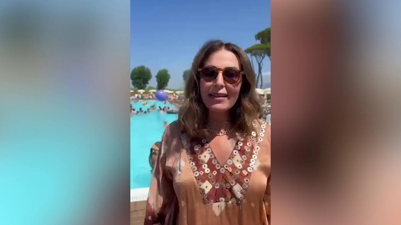 Ferragosto, gli auguri della ministra Santanchè arrivano dalla piscina