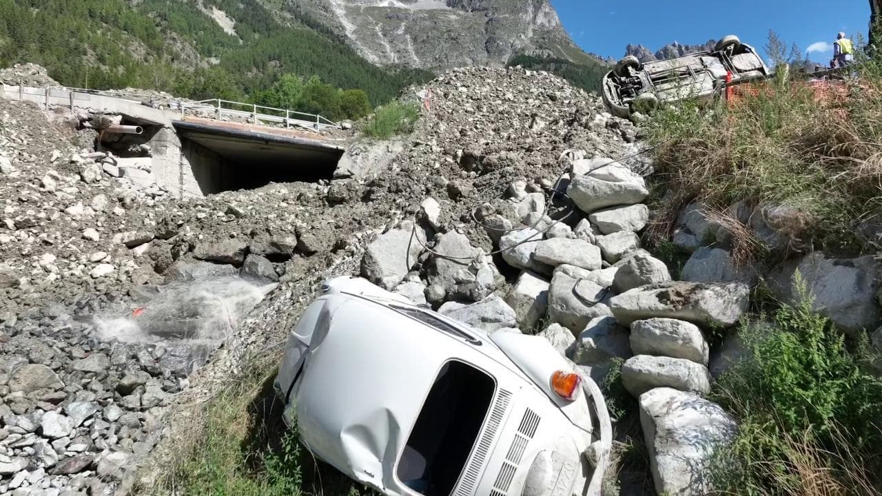 Frana a Oyace (Valle d'Aosta), auto travolte da fango e massi: le immagini dal drone
