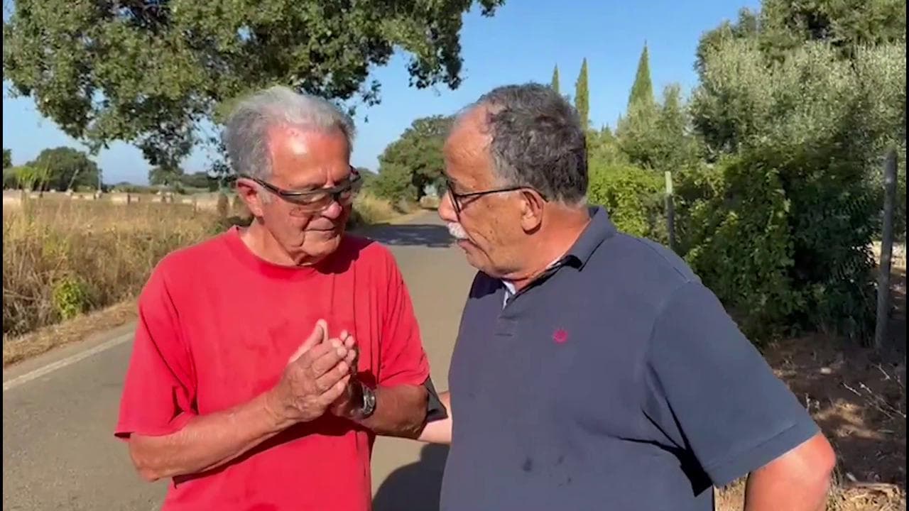 Prodi intercettato da Ruotolo mentre corre: "Firmare per il salario minimo? Devo leggere petizione"