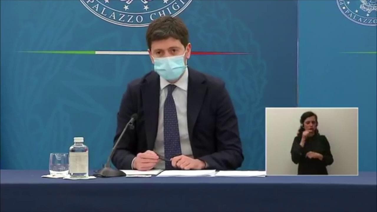 Speranza illustra la road map: "Palestre da giugno, fiere da luglio. Resta invariato il coprifuoco"