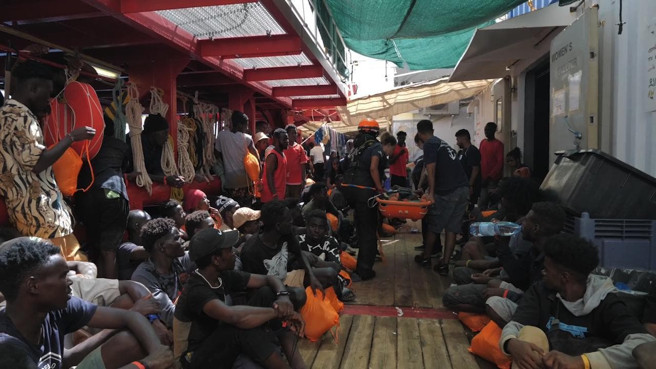 Migranti, l'Ocean Viking verso il porto di Civitavecchia: "A bordo ancora 254 persone"