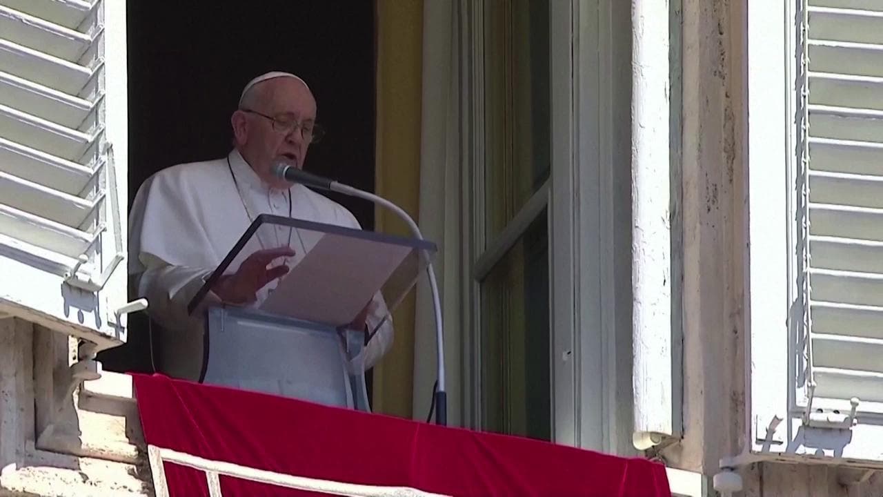 Papa Francesco all'Angelus: "Strage di migranti piaga aperta dell'umanità"