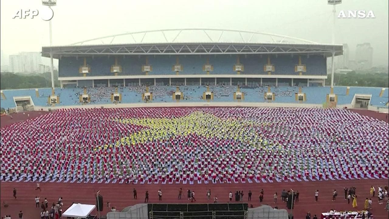 Vietnam, in un maxi evento dedicato allo yoga in 5 mila compongono una bandiera umana