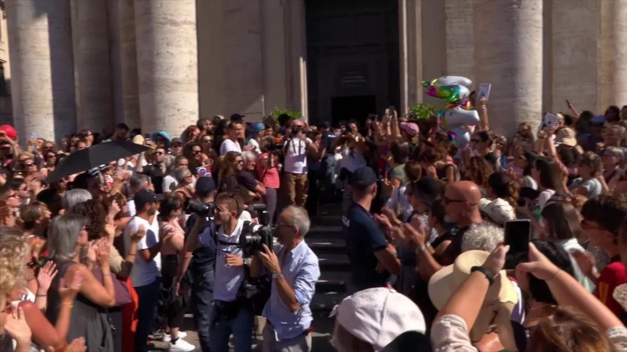 Funerali Michela Murgia, fuori dalla chiesa la piazza canta "Bella ciao"